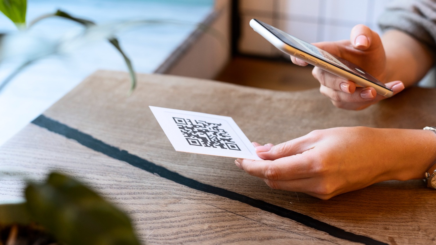 Del efectivo al escaneo: el uso de QR y pagos sin contacto alcanza nuevos sectores